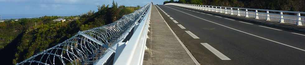 7 juillet 2013 - St-Pierre - Barbels installs le long de la corniche caniveau du pont sur le Bras de la  Plaine