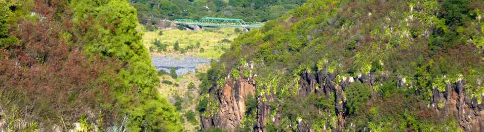 Pont mtallique sur le Bras de la Plaine vu du pont de l'Entre-Deux