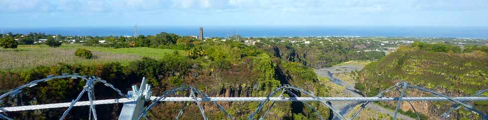 7 juillet 2013 - St-Pierre - Barbelés installés le long de la corniche caniveau du pont sur le Bras de la  Plaine