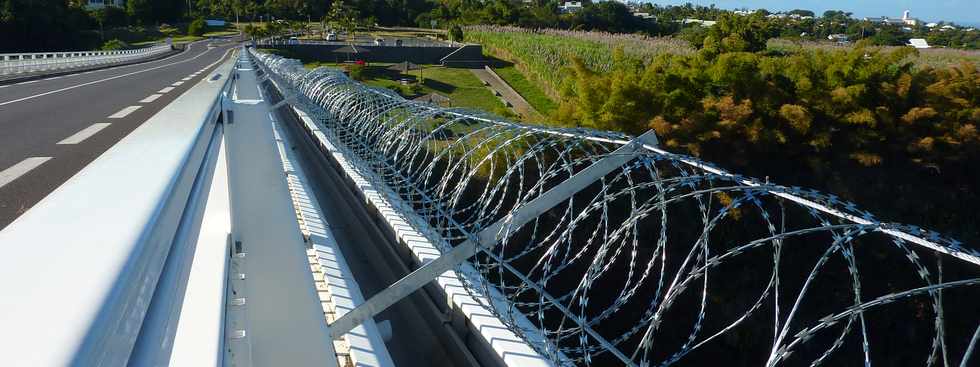 7 juillet 2013 - St-Pierre - Barbels installs le long de la corniche caniveau du pont sur le Bras de la  Plaine