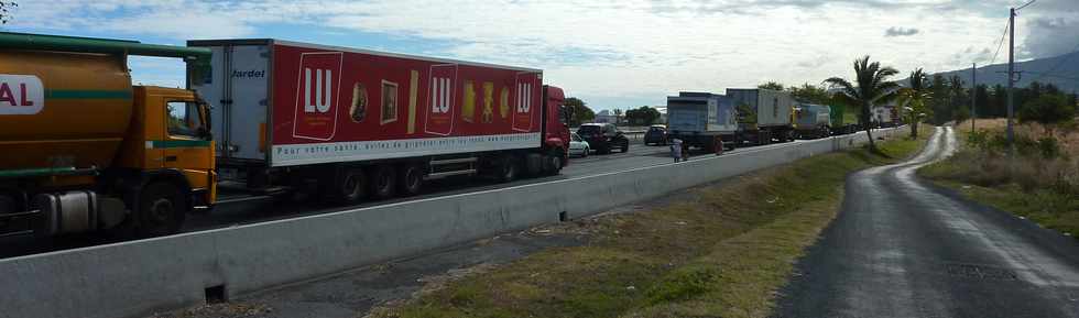 17 juillet 2013 - Quatre-voies St-Pierre- St-Louis - Embouteillages - Barrage des transporteurs