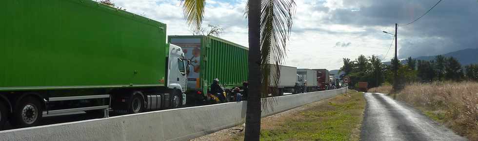 17 juillet 2013 - Quatre-voies St-Pierre- St-Louis - Embouteillages - Barrage des transporteurs