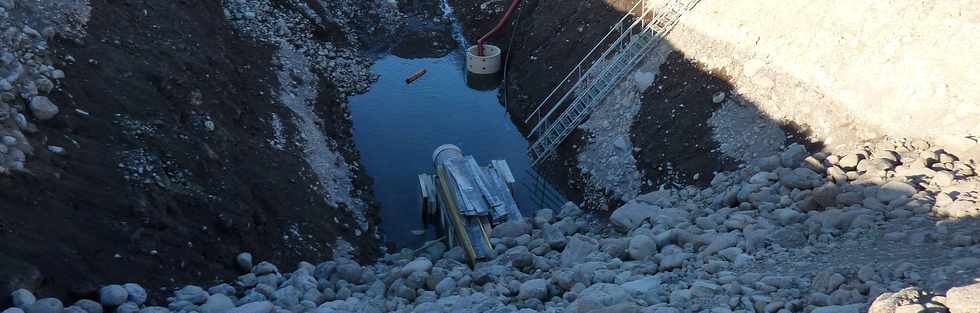 Rivire St-Etienne - Chantier Interconnexion des primtres irrigus du Bras de la Plaine et du Bras de Cilaos - 28 juillet 2013 - Pompage de l'eau dans la tranche