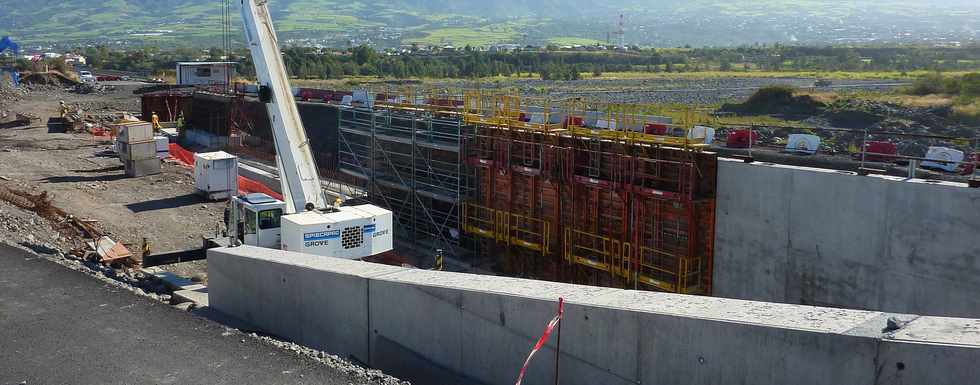 Accs rive gauche du pont amont sur la rivire St-Etienne - Travaux TCSP - juillet 2013