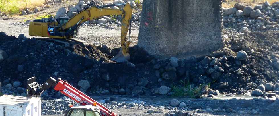 30 juillet 2013 - Chantier de confortement de piles du pont amont sur la rivire St-Etienne -