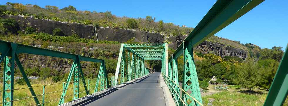 Ancien pont sur le Bras de la Plaine