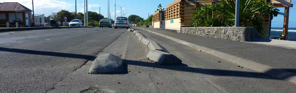 St-Pierre - Bd Hubert Delisle - bordures piste cyclable dplaces