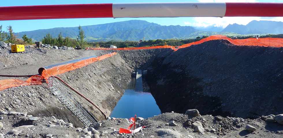 11 aot 2013 - Chantier d'interconnexion des primtres irrigus du Bras de Cilaos et du Bras de la Plaine - Rivire St-Etienne