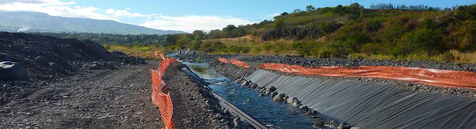 11 aot 2013 - Chantier d'interconnexion des primtres irrigus du Bras de Cilaos et du Bras de la Plaine - Rivire St-Etienne