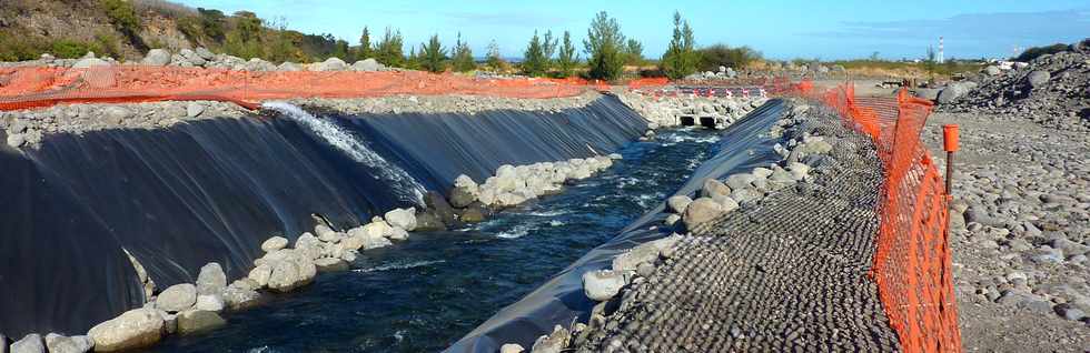 11 aot 2013 - Chantier d'interconnexion des primtres irrigus du Bras de Cilaos et du Bras de la Plaine - Rivire St-Etienne