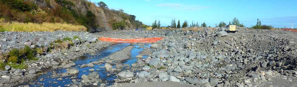 11 aot 2013 - Chantier d'interconnexion des primtres irrigus du Bras de Cilaos et du Bras de la Plaine - Rivire St-Etienne