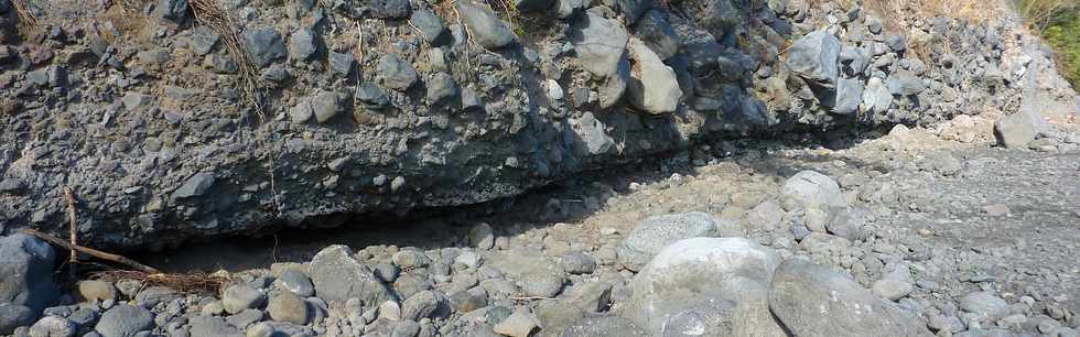 11 août 2013 - Chantier d'interconnexion des périmètres irrigués du Bras de Cilaos et du Bras de la Plaine - Rivière St-Etienne - Pied de falaise de rive gauche