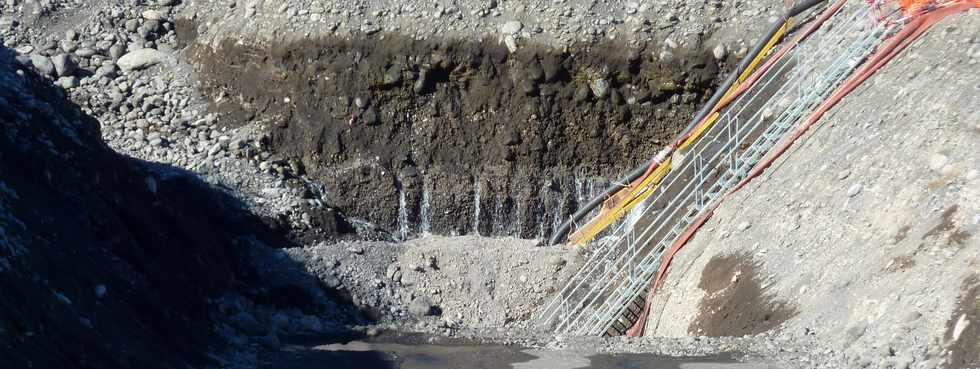 Chantier d'interconnexion des primtres irrigus Bras de la Plaine - Bras de Cilaos - 18 aot 2013 - Tranche dans la rivire St-Etienne