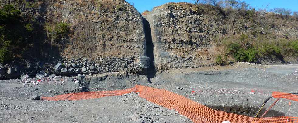 Chantier d'interconnexion des primtres irrigus Bras de la Plaine - Bras de Cilaos - 18 aot 2013 - Rive gauche