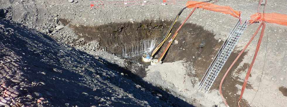 Chantier d'interconnexion des primtres irrigus Bras de la Plaine - Bras de Cilaos - 18 aot 2013 - Infiltrations d'eau dans la rivire St-Etienne