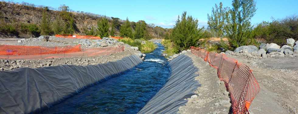 Chantier d'interconnexion des primtres irrigus Bras de la Plaine - Bras de Cilaos - 18 aot 2013 - Canal de drivation