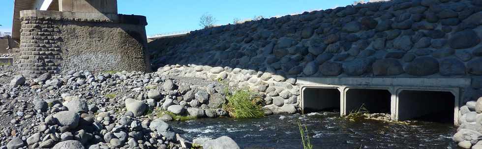 Rivire St-Etienne - Passage de l'eau sous le radier