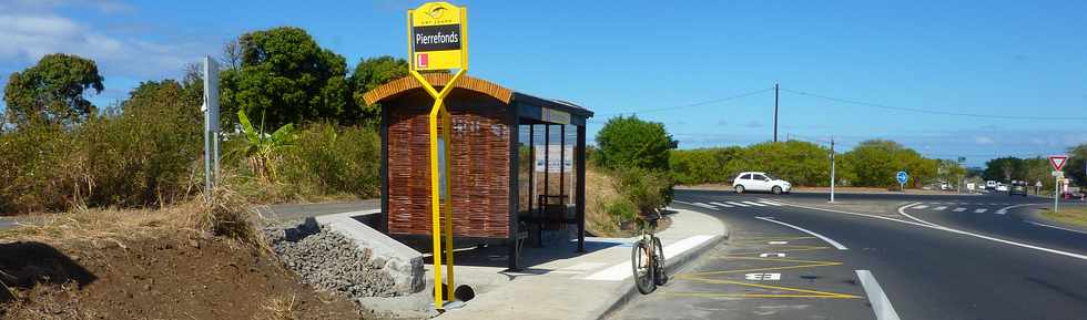 Pierrefonds - Nouvel arrt car Jaune Bois de goyavier - Ligne L - Aot 2013