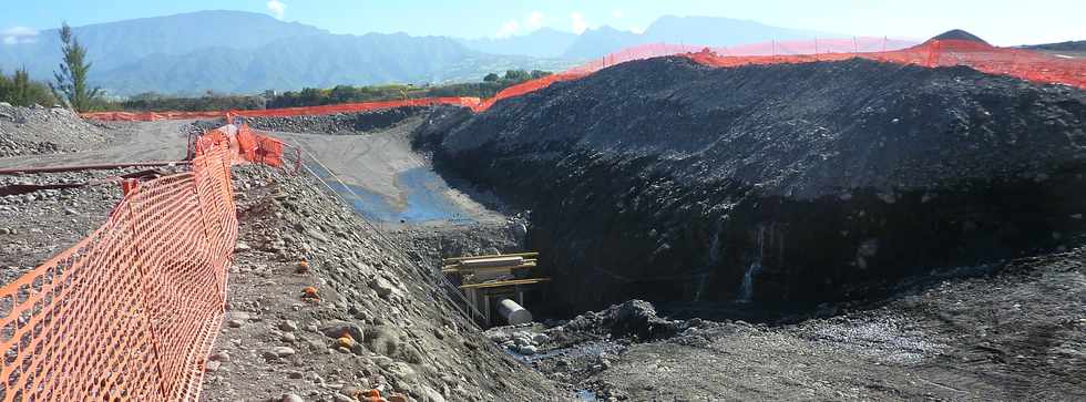 25 aot 2013 - Rivire St-Etienne - Travaux d'interconnexion des primtres irrigus du Bras de Cilaos et du Bras de la Plaine -