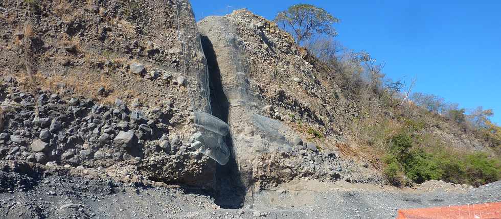 25 aot 2013 - Rivire St-Etienne - Travaux d'interconnexion des primtres irrigus du Bras de Cilaos et du Bras de la Plaine -