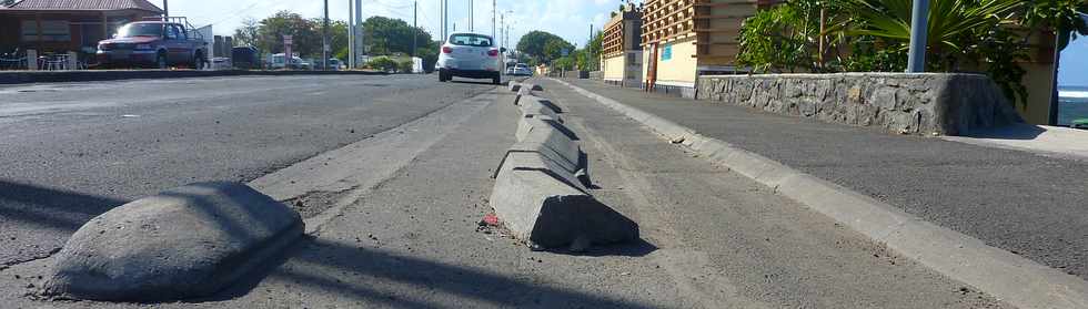 St-Pierre - Aot 2013 - Ravine Blanche - Front de mer - Bordures dplaces de la piste cyclable