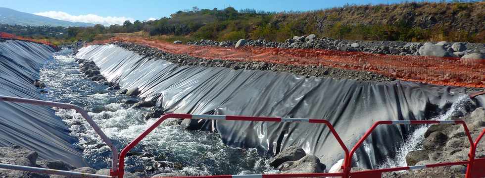 6 sept 2013 - Rivire St-Etienne - Travaux d'interconnexion entre les primtres irrigus du Bras de la Plaine et du Bras de Cilaos - Canal de drivation