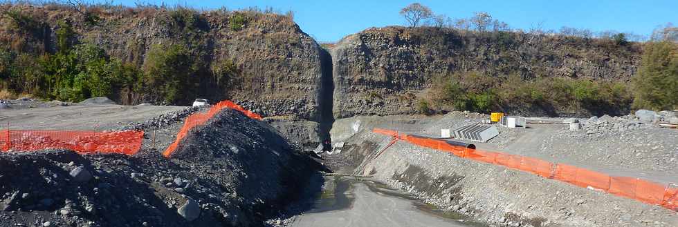 6 sept 2013 - Rivire St-Etienne - Travaux d'interconnexion entre les primtres irrigus du Bras de la Plaine et du Bras de Cilaos -