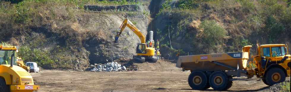 6 sept 2013 - Rivire St-Etienne - Travaux d'interconnexion entre les primtres irrigus du Bras de la Plaine et du Bras de Cilaos -