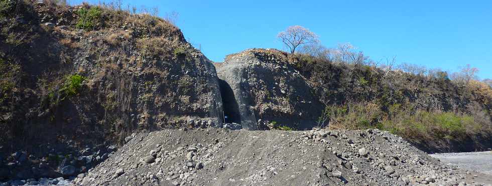 Oct 2013 - Chantier de l'interconnexion des primtres irrigus Bras de la Plaine - Bras de Cilaos - Travaux en rive gauche