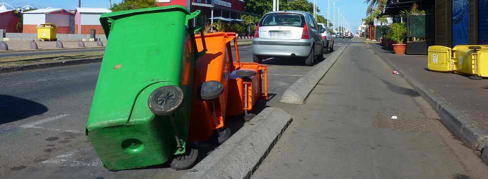 Octobre 2013 - St-Pierre - Poubelles sur le bd Hubert-Delisle