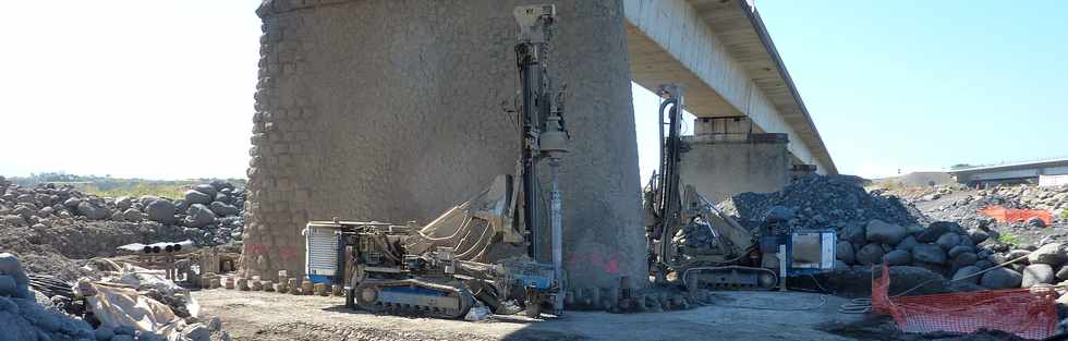 Octobre 2013 - Chantier de confortement des piles 5 et 6 de l'ancien pont sur la rivire St-Etienne - Entreprise ROCS