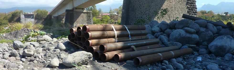 Octobre 2013 - Chantier de confortement des piles 5 et 6 de l'ancien pont sur la rivire St-Etienne - Entreprise ROCS - Micropieux