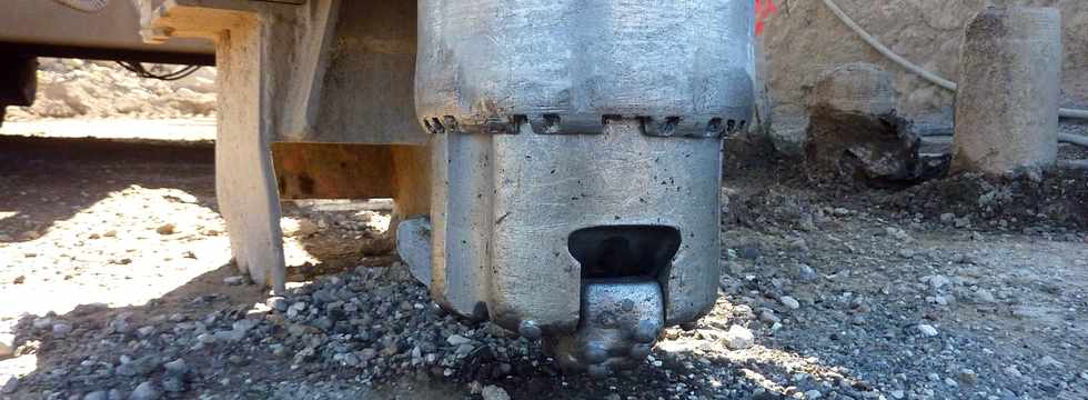 Octobre 2013 - Chantier de confortement des piles 5 et 6 de l'ancien pont sur la rivire St-Etienne - Entreprise ROCS - Marteau fond de trou