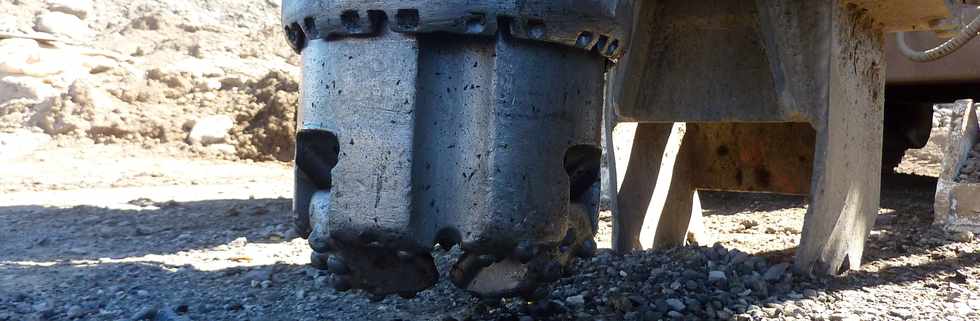 Octobre 2013 - Chantier de confortement des piles 5 et 6 de l'ancien pont sur la rivire St-Etienne - Entreprise ROCS - Marteau fond de trou