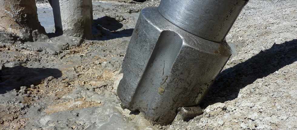 Octobre 2013 - Chantier de confortement des piles 5 et 6 de l'ancien pont sur la rivire St-Etienne - Entreprise ROCS - Marteau fond de trou