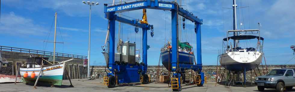 Oct 2013 - St-Pierre - Engin de levage au port