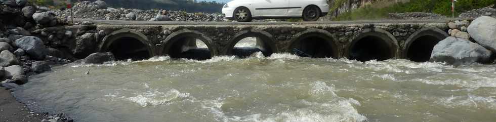 1er novembre 2013 - Crue au Ouaki - Train de buses