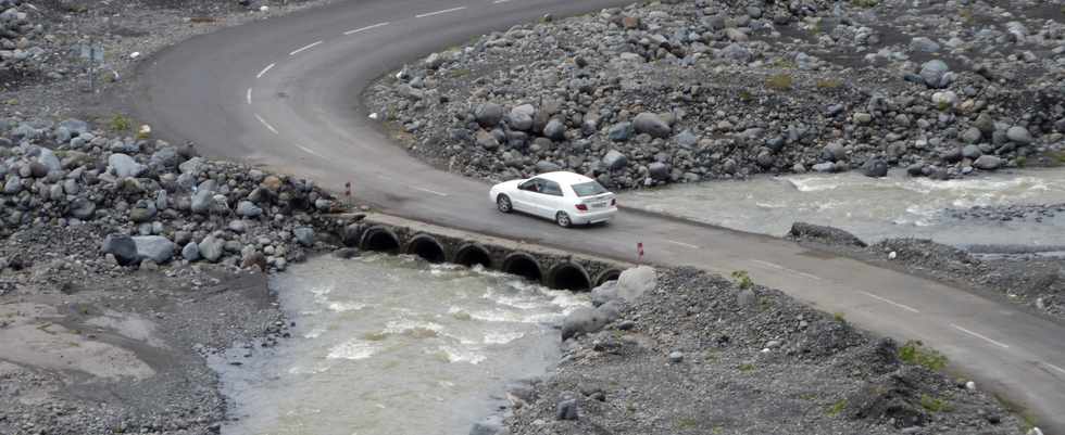 1er novembre 2013 - Bras de Cilaos en crue au Ouaki