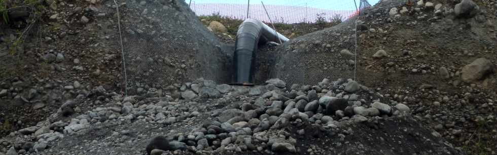 Novembre 2013 - Chantier de l'interconnexion des primtres irrigus Bras de la Plaine - Bras de Cilaos - Traverse de la rivire St-Etienne