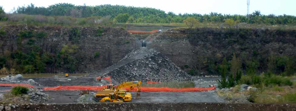 Novembre 2013 - Chantier de l'interconnexion des primtres irrigus Bras de la Plaine - Bras de Cilaos - Traverse de la rivire St-Etienne