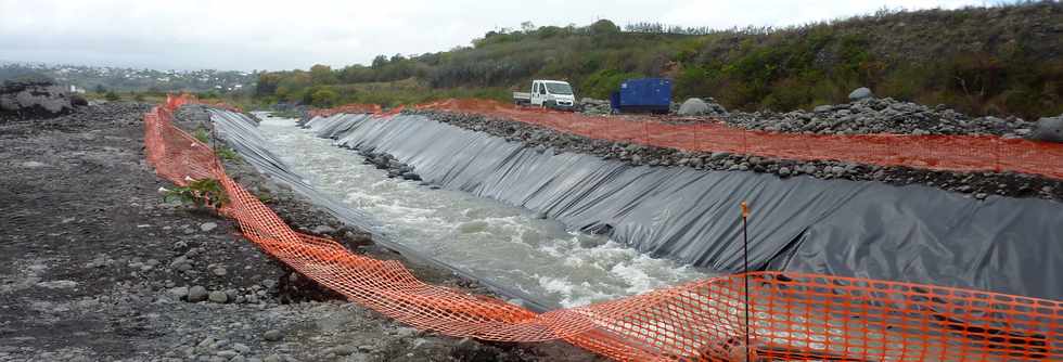 Novembre 2013 - Chantier de l'interconnexion des primtres irrigus Bras de la Plaine - Bras de Cilaos - Traverse de la rivire St-Etienne