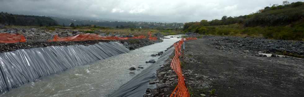 Novembre 2013 - Chantier de l'interconnexion des primtres irrigus Bras de la Plaine - Bras de Cilaos - Traverse de la rivire St-Etienne