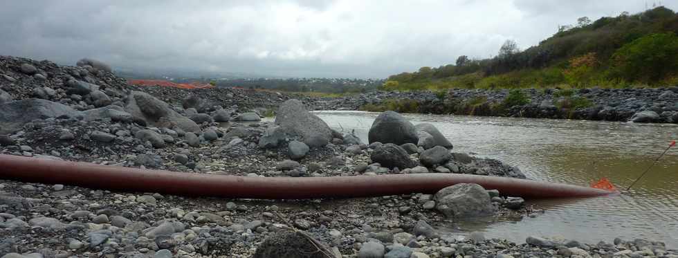 Novembre 2013 - Chantier de l'interconnexion des primtres irrigus Bras de la Plaine - Bras de Cilaos - Traverse de la rivire St-Etienne