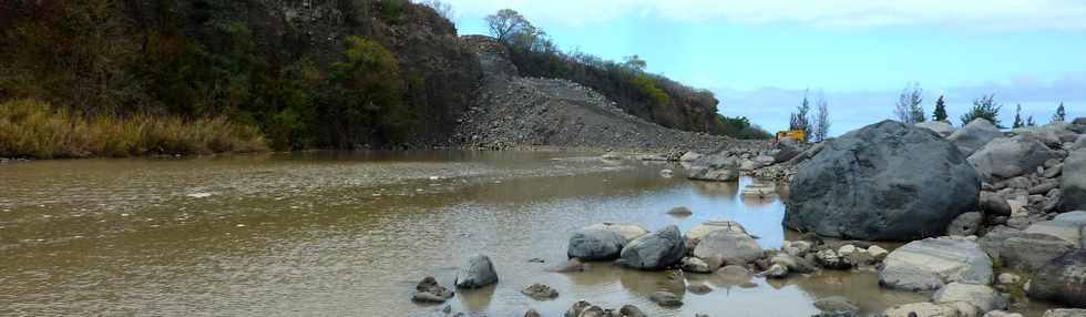 Novembre 2013 - Chantier de l'interconnexion des primtres irrigus Bras de la Plaine - Bras de Cilaos - Traverse de la rivire St-Etienne