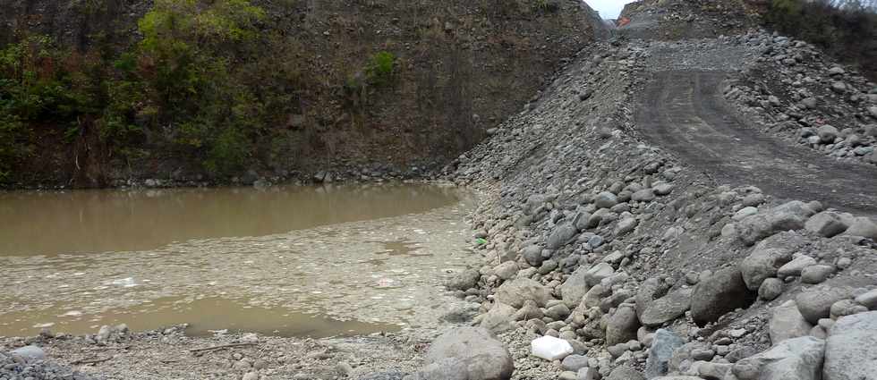 Novembre 2013 - Chantier de l'interconnexion des primtres irrigus Bras de la Plaine - Bras de Cilaos - Traverse de la rivire St-Etienne