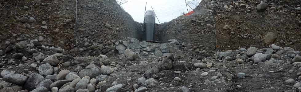 Novembre 2013 - Chantier de l'interconnexion des primtres irrigus Bras de la Plaine - Bras de Cilaos - Traverse de la rivire St-Etienne