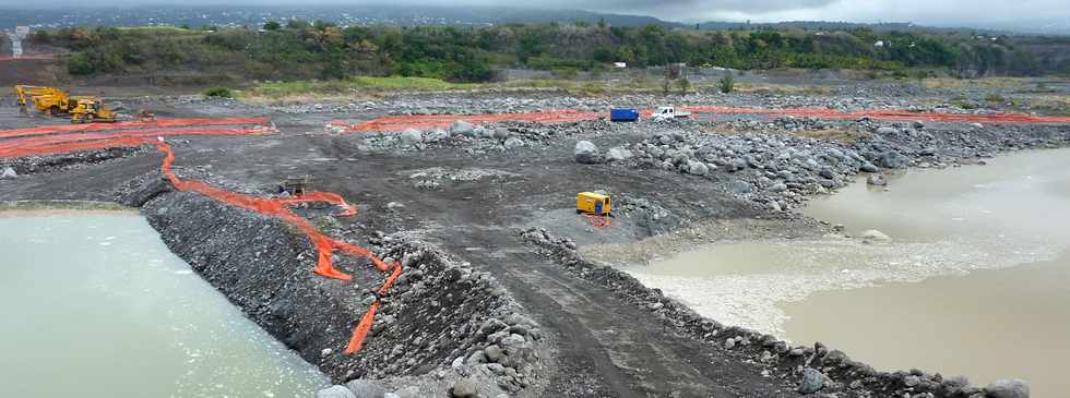 Novembre 2013 - Chantier de l'interconnexion des primtres irrigus Bras de la Plaine - Bras de Cilaos - Traverse de la rivire St-Etienne