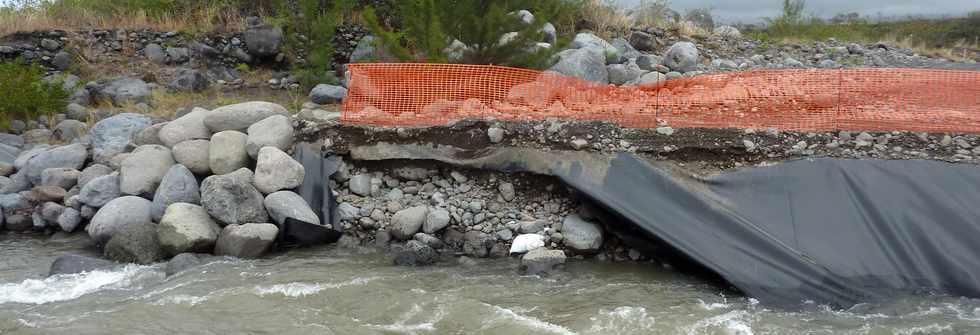 Novembre 2013 - Chantier de l'interconnexion des primtres irrigus Bras de la Plaine - Bras de Cilaos - Traverse de la rivire St-Etienne