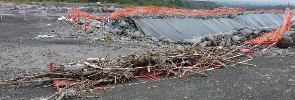 Novembre 2013 - Chantier de l'interconnexion des primtres irrigus Bras de la Plaine - Bras de Cilaos - Traverse de la rivire St-Etienne