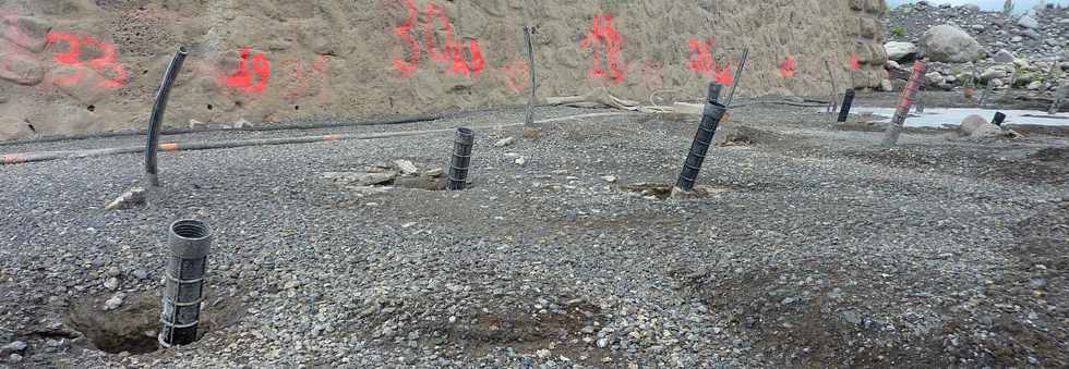 Nov 2013 - Rivire St-Etienne - Pont amont - Travaux de confortement de piles -  Injection sol en place